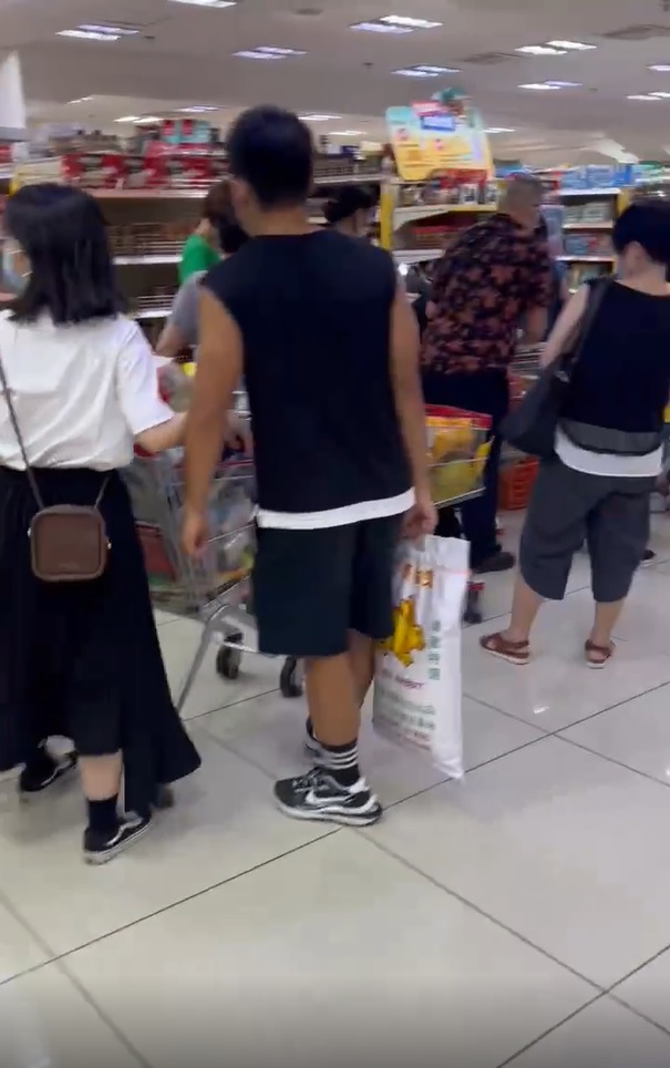澳門的超市下午出現長長排隊付款人潮。網上圖片