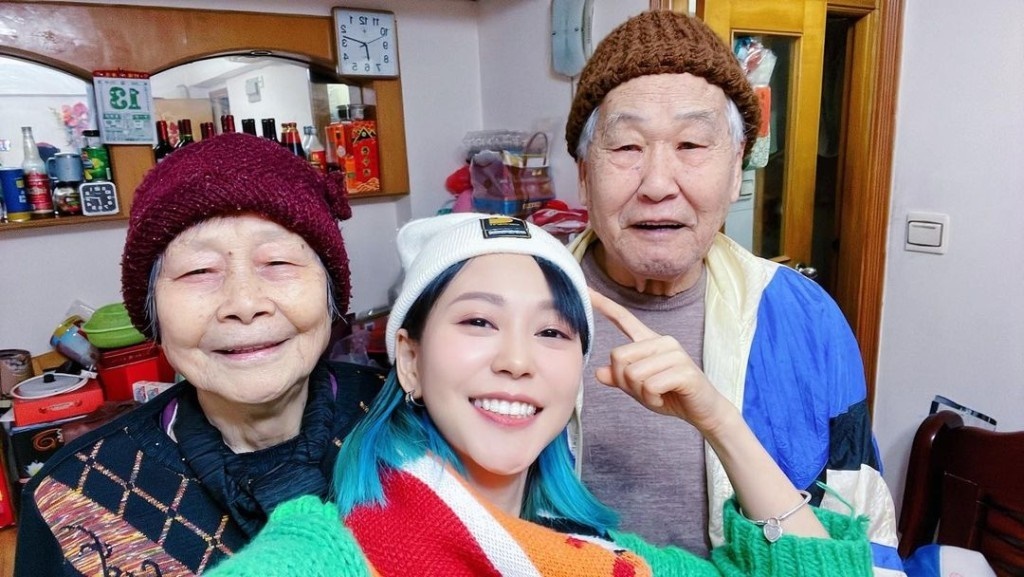 陳慧敏和祖父母,其爺爺剛於兩個月前病逝。 陳慧敏和祖父母,其爺爺剛於兩個月前病逝。
