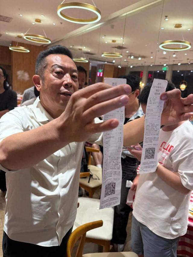 賈國龍指羅永浩是「網路黑社會」。抖音