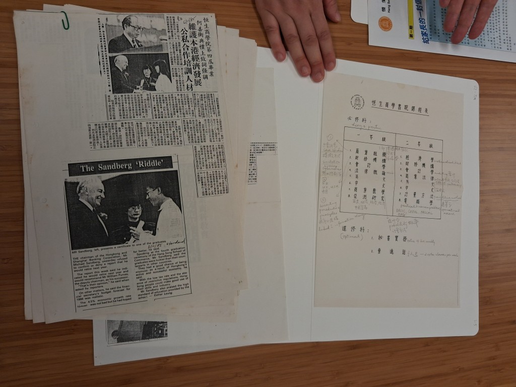团队亦有备存当年恒生商学书院时期的剪报和课程表。欧文瀚摄 团队亦有备存当年恒生商学书院时期的剪报和课程表。欧文瀚摄