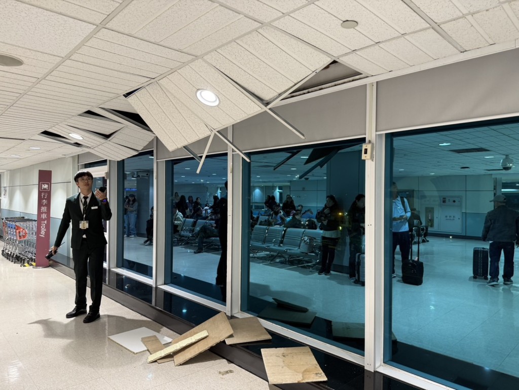 桃園機場侯機室假天花鋼架掉落。Threads @ Lifetour_ 圖片