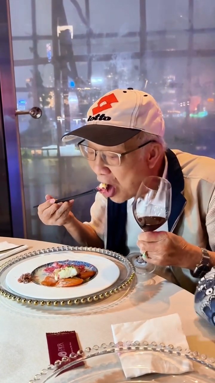 龐景峰孝順爺爺。 龐景峰孝順爺爺。