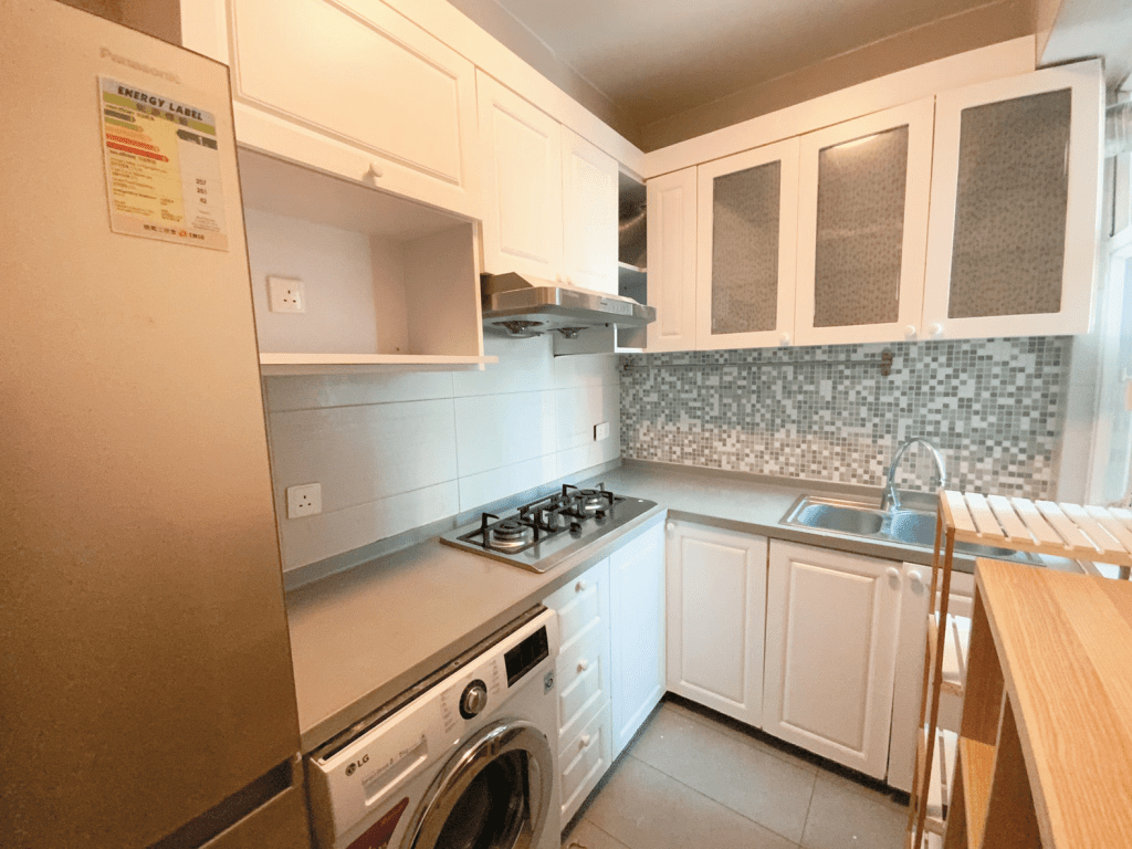 厨房设有L型工作枱及木架，另有一系列的家电。