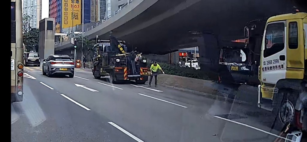 七人車事後被拖走。fb 車cam L（香港群組）  