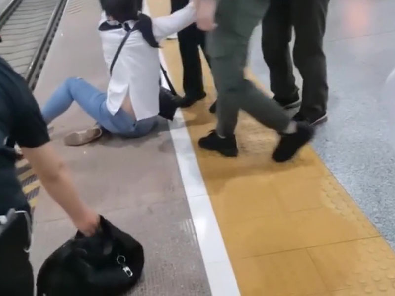 女子男友及其他乘客將她拉回月台。(網圖)