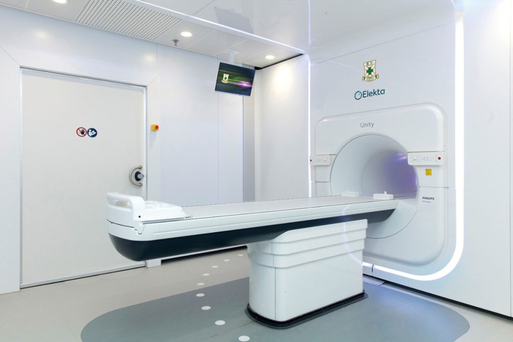 养和采用磁力共振导航放射治疗机(MR-Linac)进行立体定位放射治疗，能精准锁定靶区，将高剂量放射线集中照射于肿瘤，减少对周边健康细胞的损害。