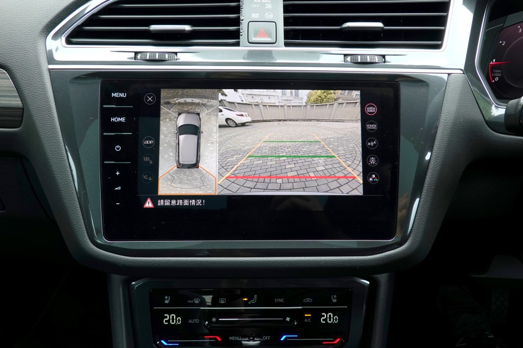 ●原車配有360度鏡頭，並有倒車泊位轉向引導指示線。