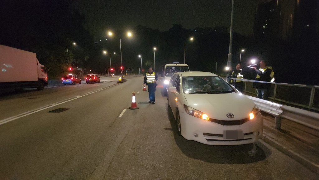 警方在青衣西路截停可疑私家車。黎志偉攝