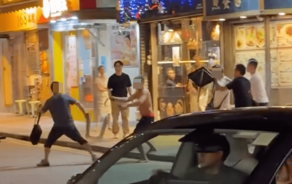 赤膊男與兩名男子發生衝突。Facebook 車Cam L (香港群組)影片截圖 赤膊男與兩名男子發生衝突。Facebook 車Cam L (香港群組)影片截圖