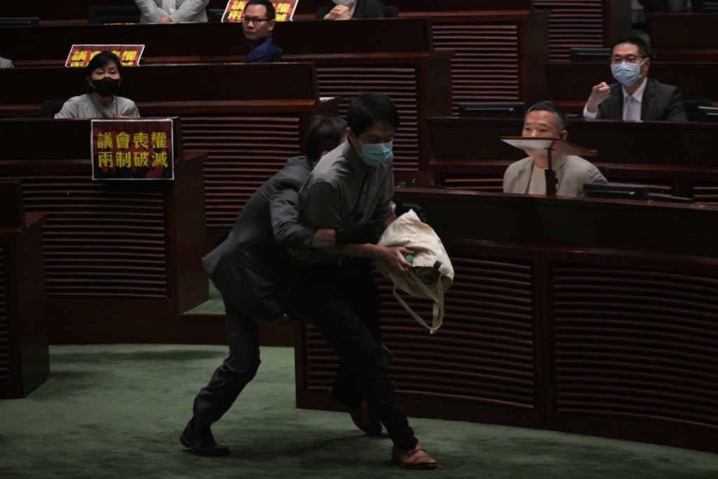 許智峯在議事廳內疑投擲惡臭腐爛植物。