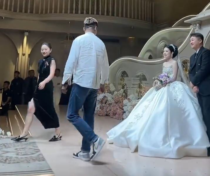 9人组成的河南“彩虹舅舅团”在网上成为焦点。