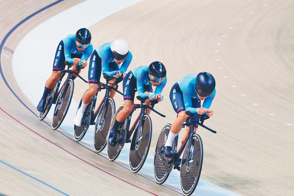 大師姐楊倩玉（第一個）在女子團體追逐賽完成個人今屆全運會最後一場比賽。