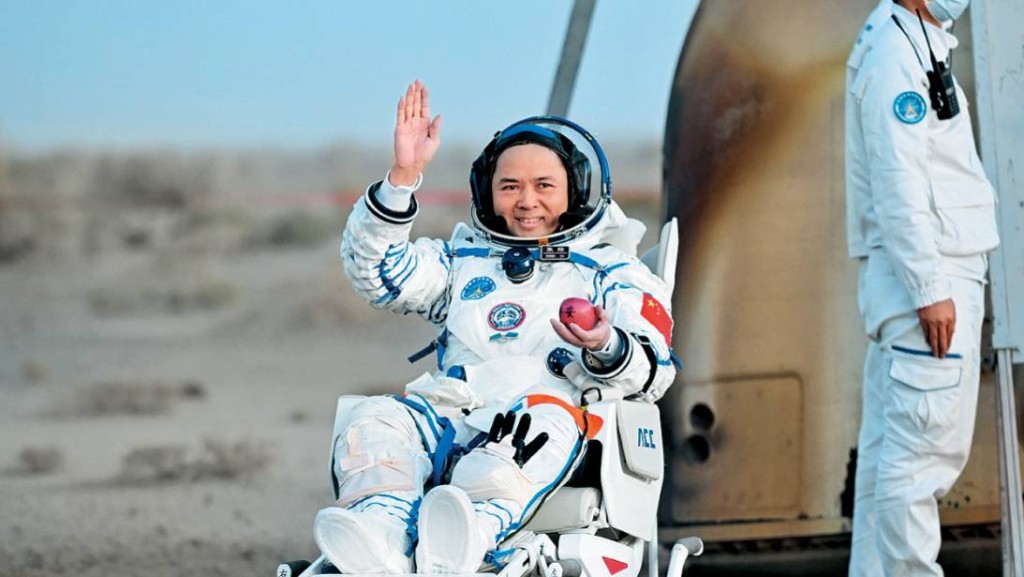神舟二十一號太空人乘組指令長張陸出艙。新華社