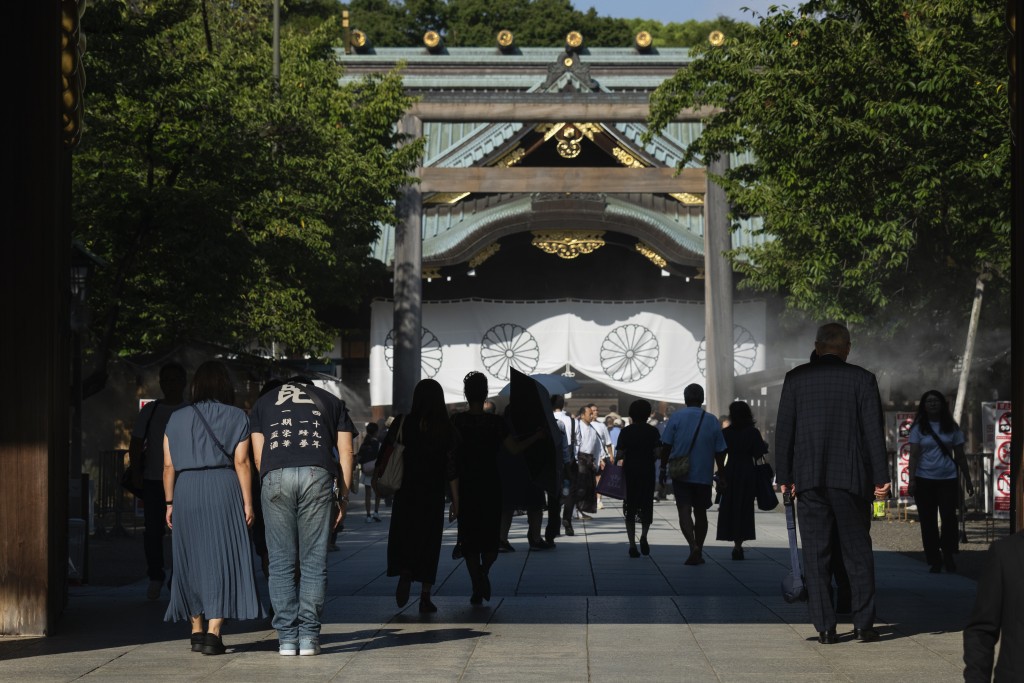 多名国会议员亲自前往靖国神社参拜。美联社