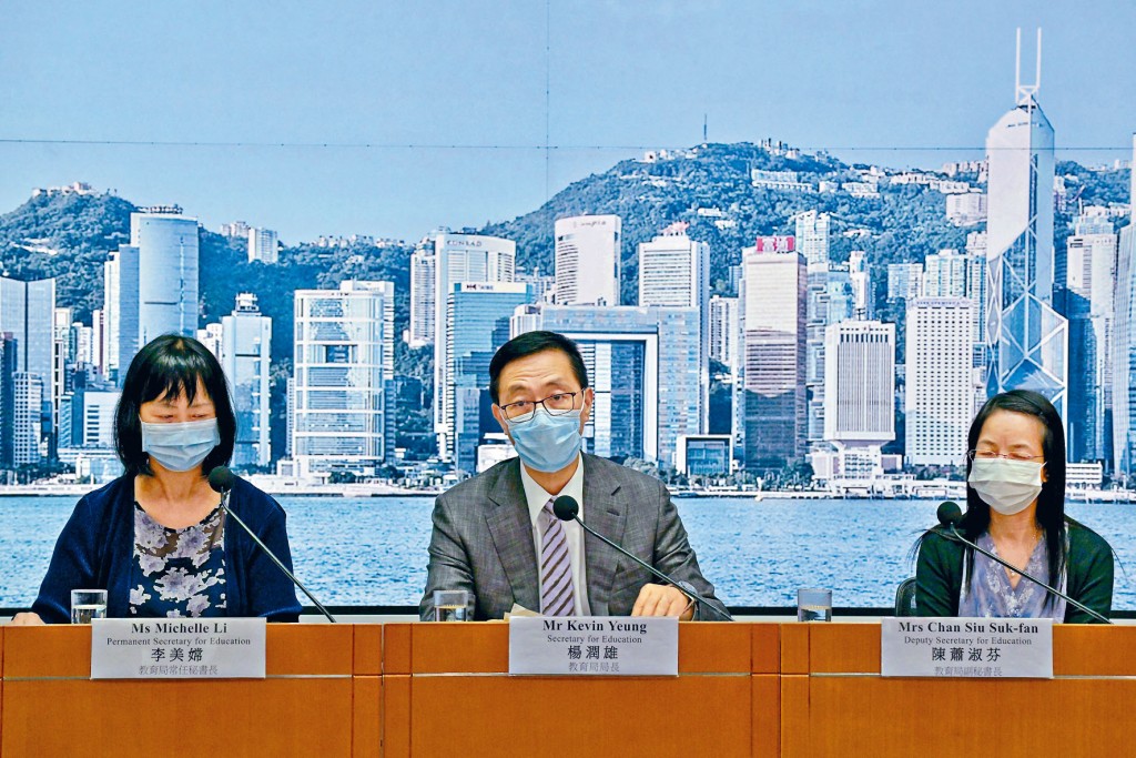 教育局昨召開記者會，交代涉教材散播港獨信息的已離職小學教師取消註冊資格。左起：常任秘書長李美嫦、局長楊潤雄及副秘書長陳蕭淑芬。