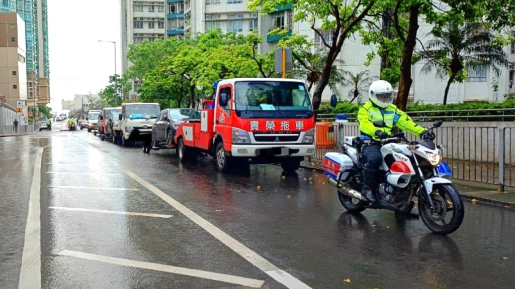 警拖走10部嚴重阻塞車輛。