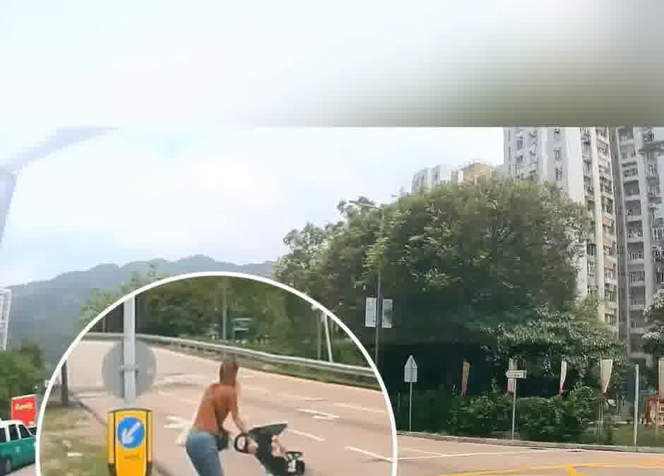 女子推BB车出马路。网上截图