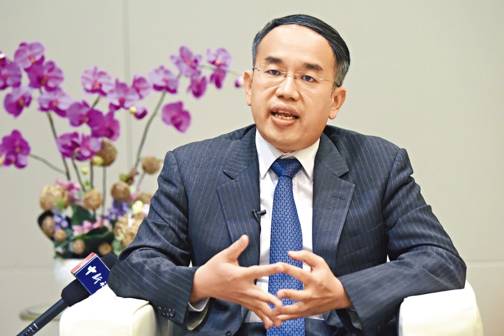 財庫局局長許正宇表示,擬今年內修訂法例,豁免市場莊家進行人民幣股票交易涉及的印花稅。