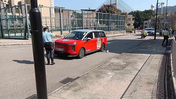 的士撞到滑板車男童。網圖