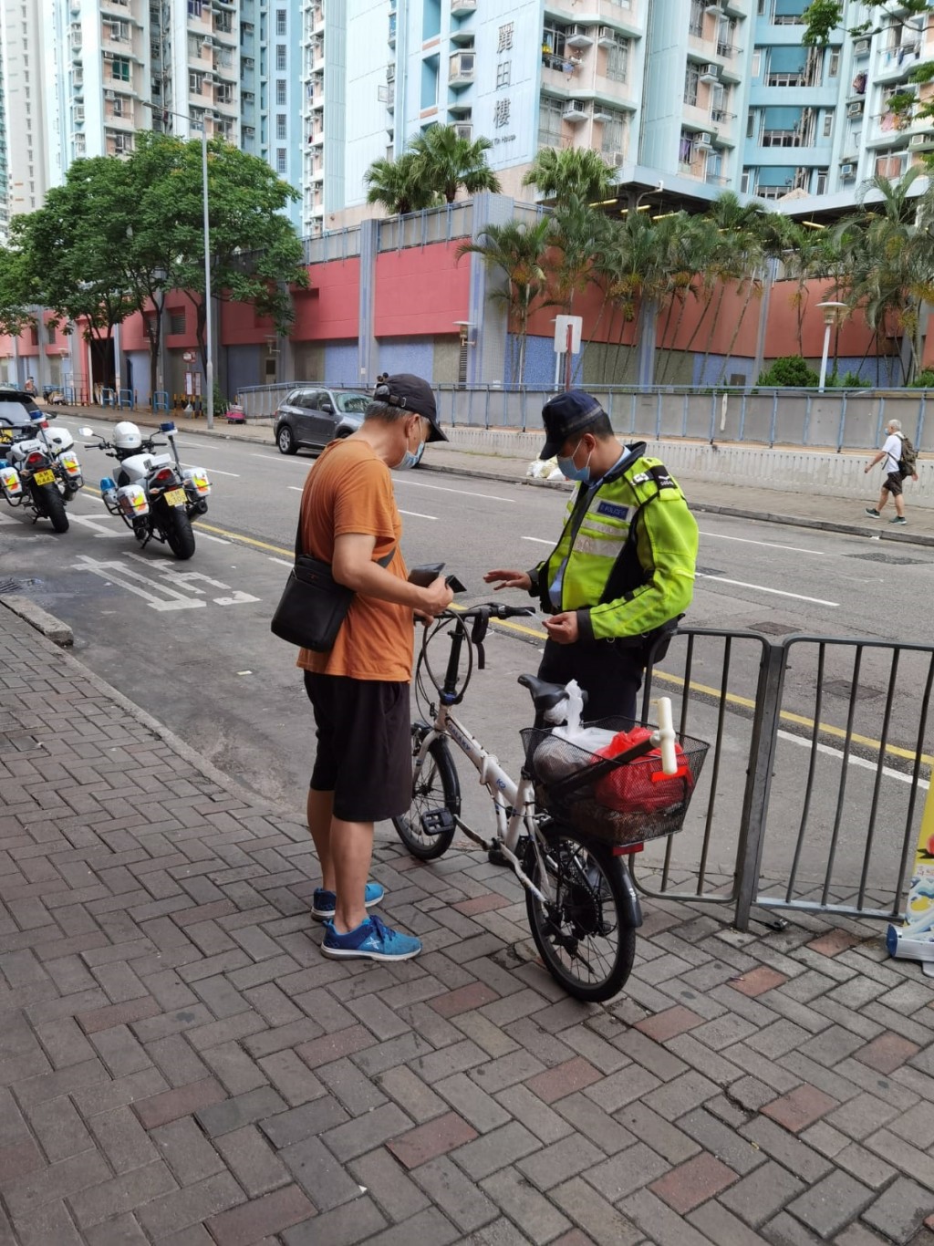 警方在各黑點針對單車、行人及違例泊車等進行打擊。圖:警方提供