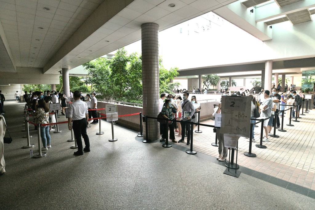 下午2時荃灣愉景新城出現近千名睇樓客人龍,龍尾市民一度要等6小時。