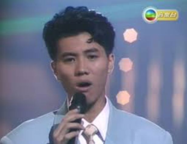 梁漢文1989年參加第8屆新秀歌唱大賽，參賽歌曲為《深深深》，其後簽約華星唱片成為歌手。