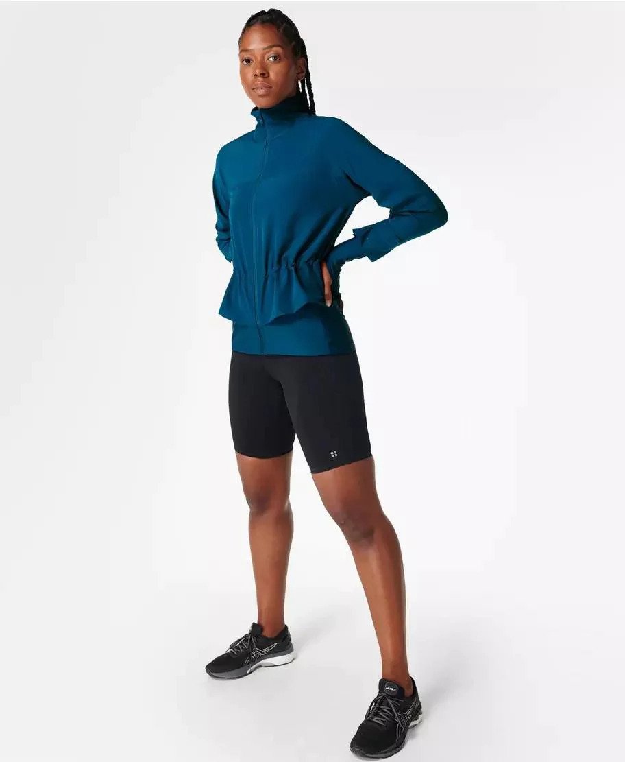 Sweaty Betty藍色跑步外套/原價$1,310、現售$786/ruemadame.com，背面透氣網布設透氣層及反光細節。