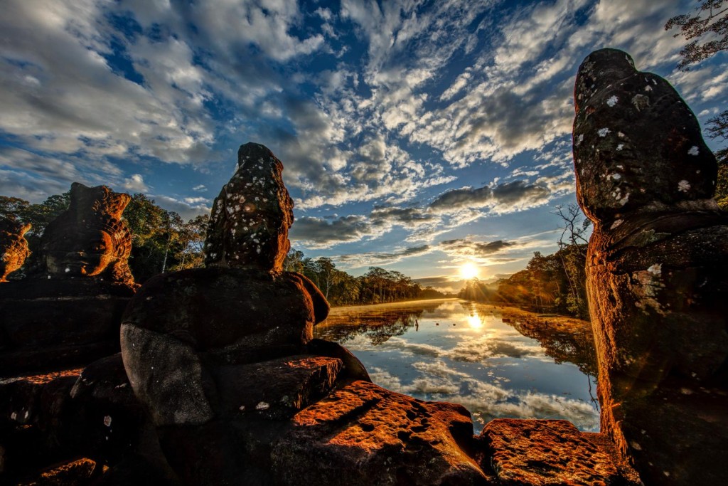 其中一天的清晨日出時份,以橋面上的石像作前景,拍攝旭日初升,迎來新的一天。 其中一天的清晨日出時份,以橋面上的石像作前景,拍攝旭日初升,迎來新的一天。
