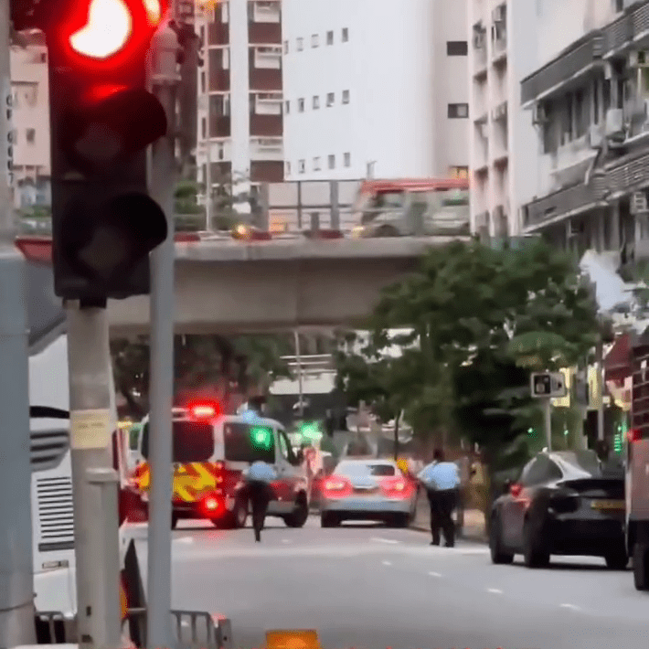 涉案瑪莎拉蒂撞警車逃逸。網上片段