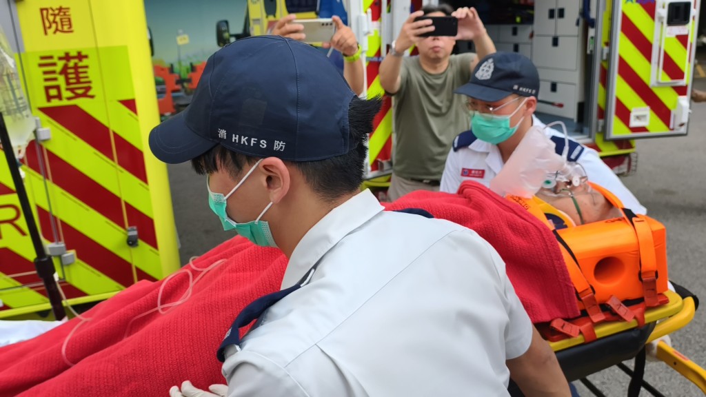 男子送院時須戴氧氣罩。徐裕民攝
