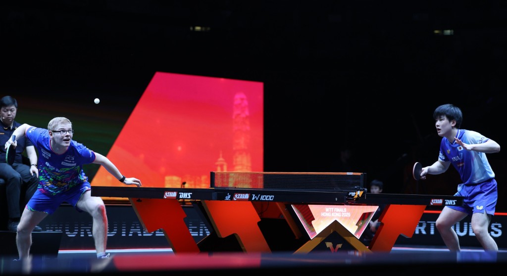 張本智和(右)跟法國的菲歷斯勒邦(左)周六在八強激戰足足七局。徐嘉華攝 張本智和(右)跟法國的菲歷斯勒邦(左)周六在八強激戰足足七局。徐嘉華攝