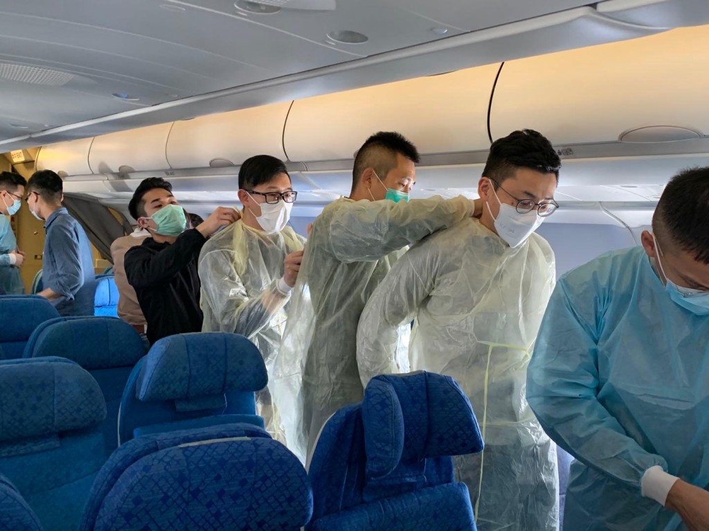 入境處人員落機前互相協助,準備展開撤離行動。
