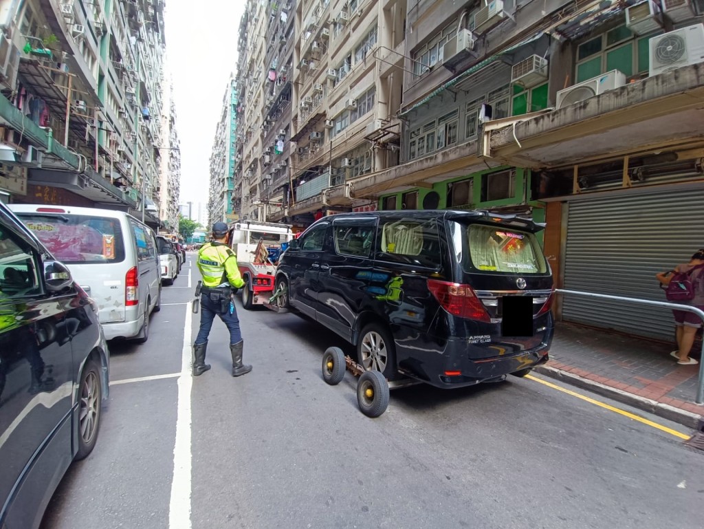 警方拖走23部造成嚴重阻塞的車輛。