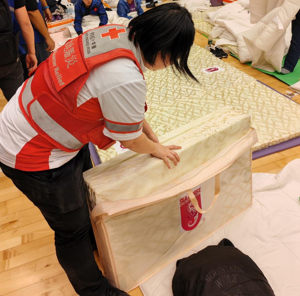 身為香港紅十字會 EmpowerHer Network督導委員會成員的前港姐翁嘉穗積極協調, 海馬牌於火災發生後短時間內捐贈 200 張床褥,並迅速運抵庇護中心。香港紅十字會 身為香港紅十字會 EmpowerHer Network督導委員會成員的前港姐翁嘉穗積極協調, 海馬牌於火災發生後短時間內捐贈 200 張床褥,並迅速運抵庇護中心。香港紅十字會