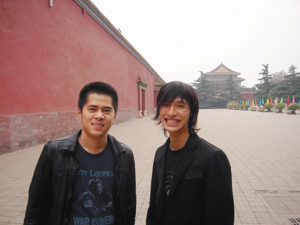 黃又南2007年於北京宣傳期間暈倒，才揭發他為父背700萬債務。