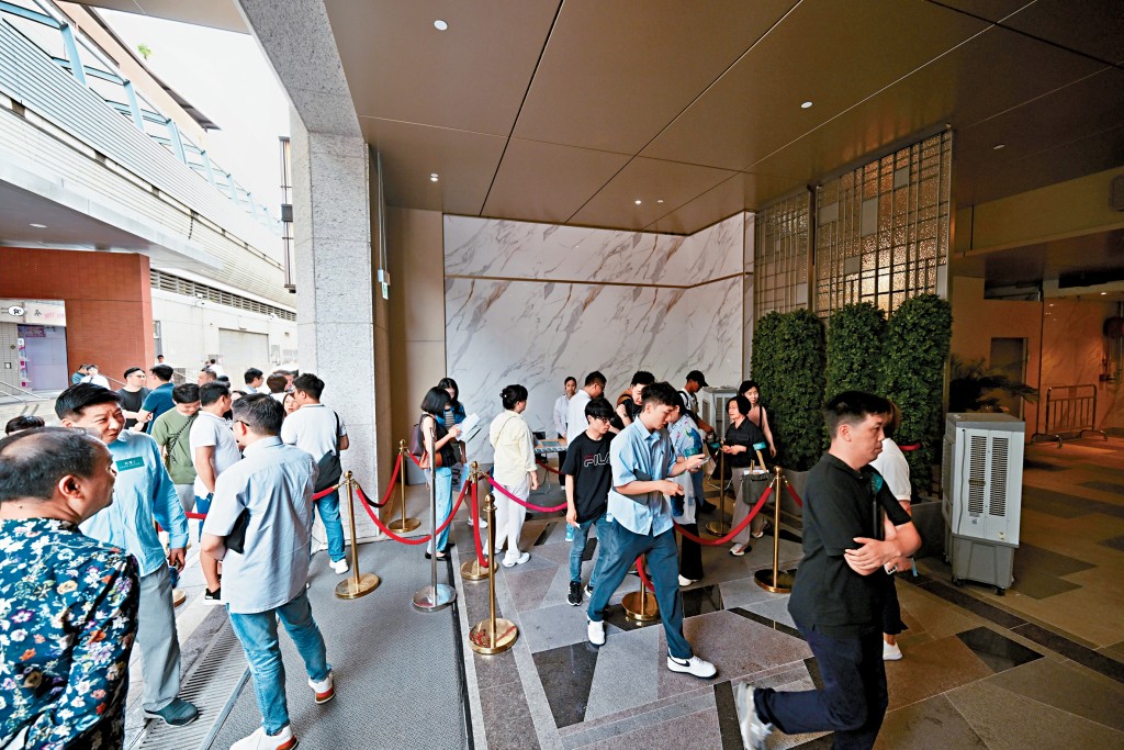 柏瓏現樓昨日出現排隊人龍，情況相當不俗。