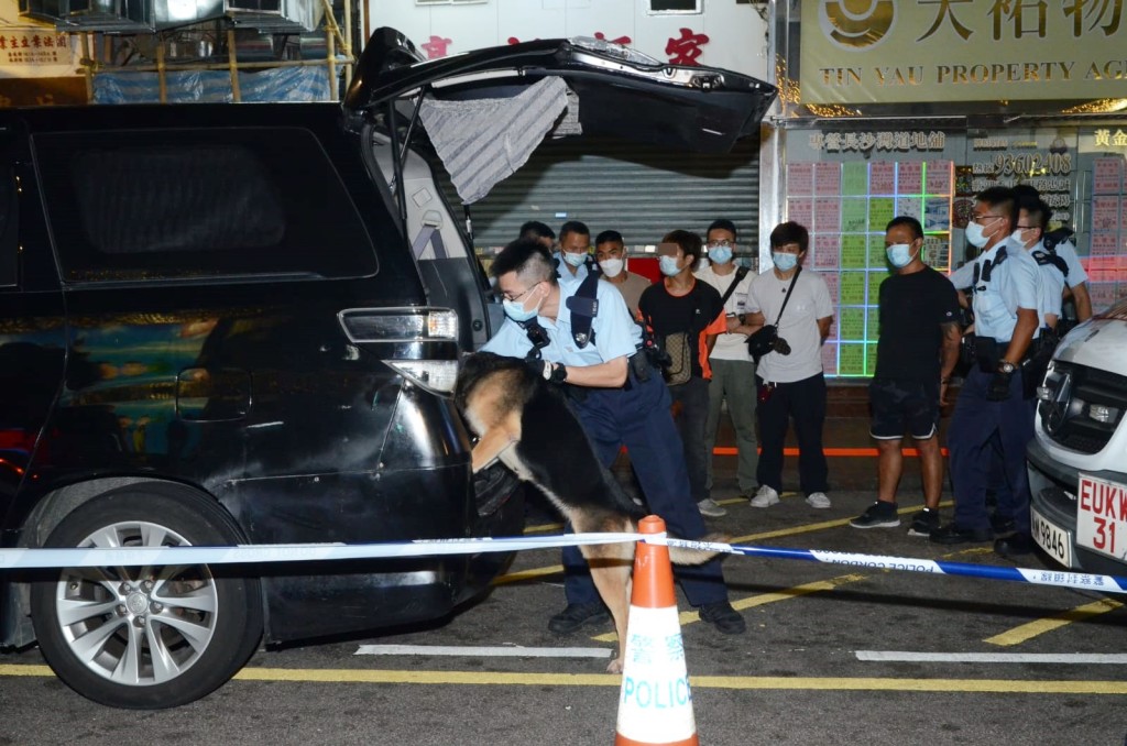 警方搜查車上有否違禁品。