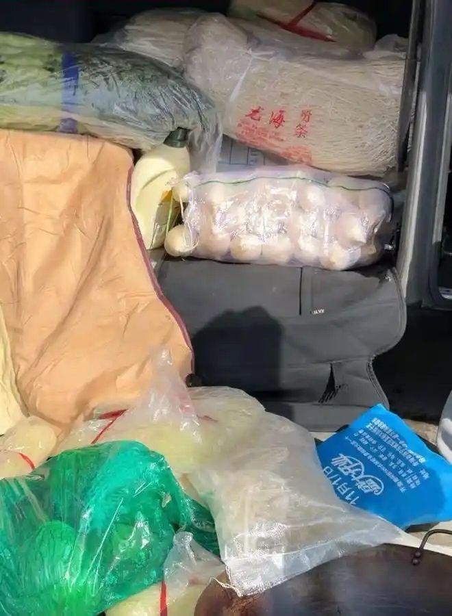 趙雄與34位親人由青海自駕到雲南過年，帶備大量食材，沿途自己煮食。