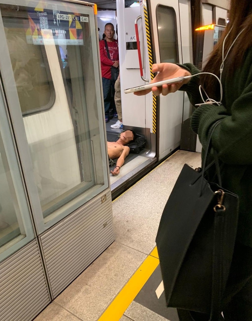 男子當年以背包作枕頭，躺於車廂地上。網圖