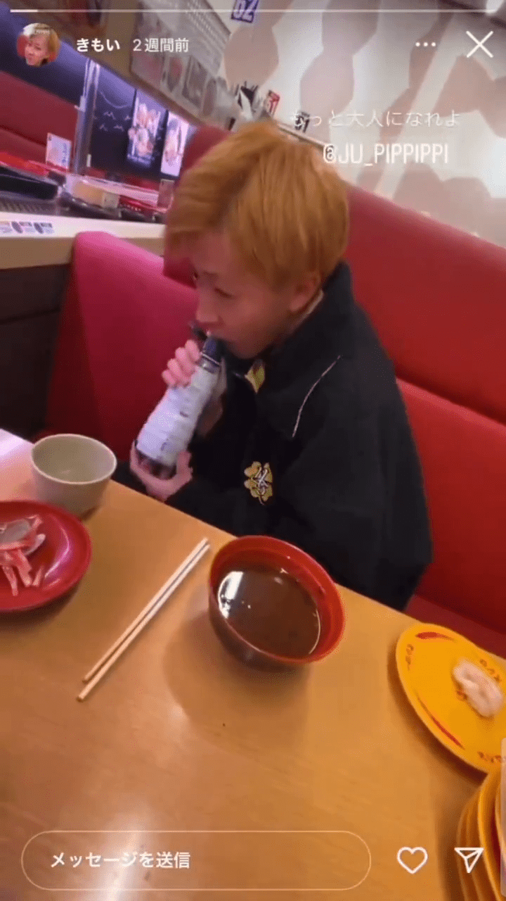 日前瘋傳一名金髮高中生在一間壽司郎分店狂舔醬油罐及茶杯的影片。