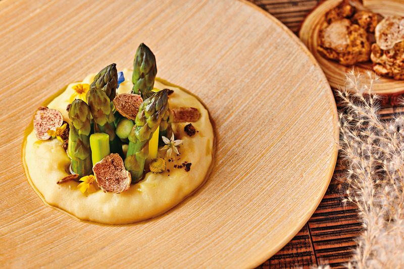 白松露蘆筍薯蓉
擺盤精緻講究，滑溜溜的薯蓉上面是青蘆筍及新鮮白松露，同時滿足視覺與味覺享受。