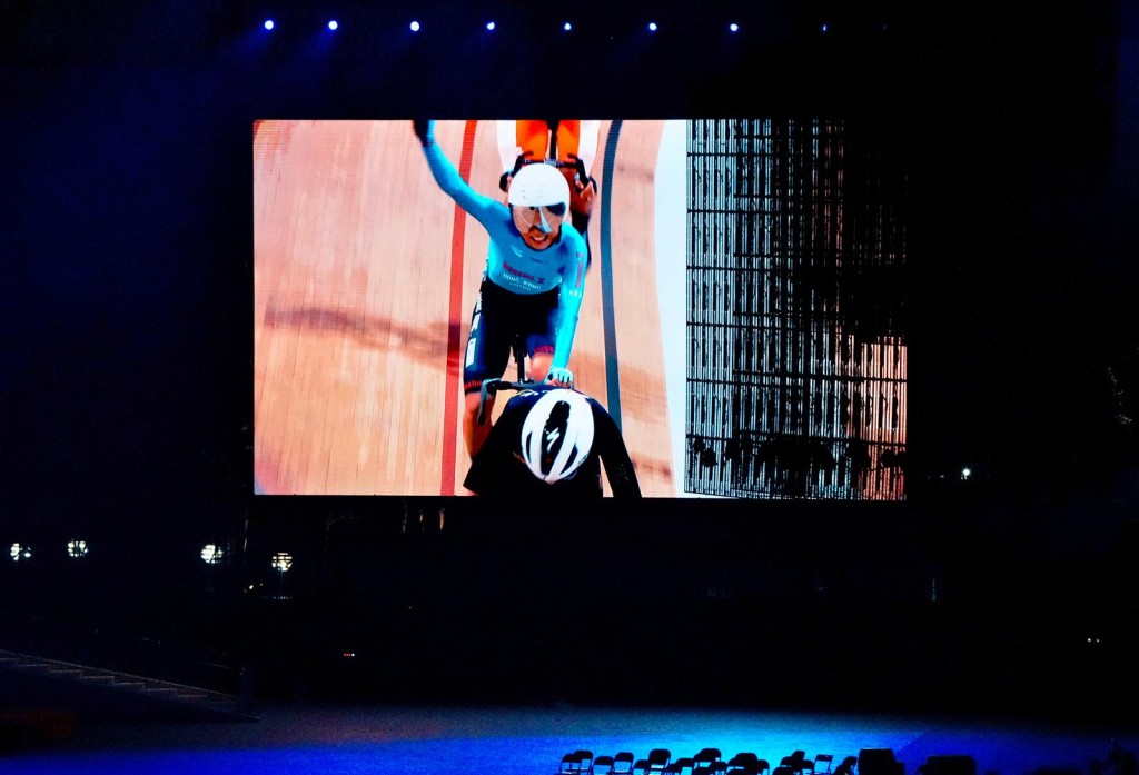 第十五屆全運會閉幕，賽事回顧影片出現香港單車選手的畫面。 汪旭峰攝