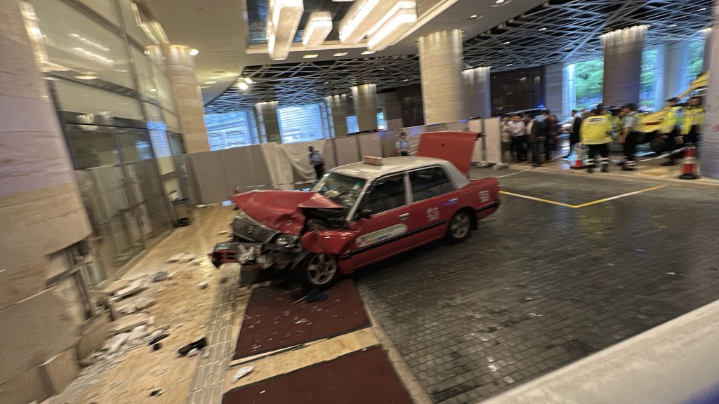 的士車頭嚴重損毀。 的士車頭嚴重損毀。