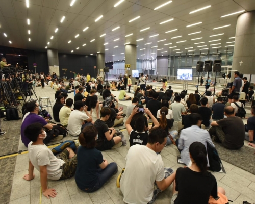 民陣於晚上在立法會示威區舉行「追究警察濫權集會」。