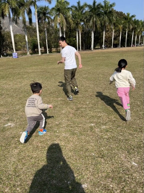 梁竞徽趁机陪子女周围去。