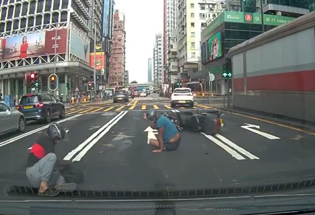 電單車司機及乘客受傷。fb香港突發事故報料區影片截圖