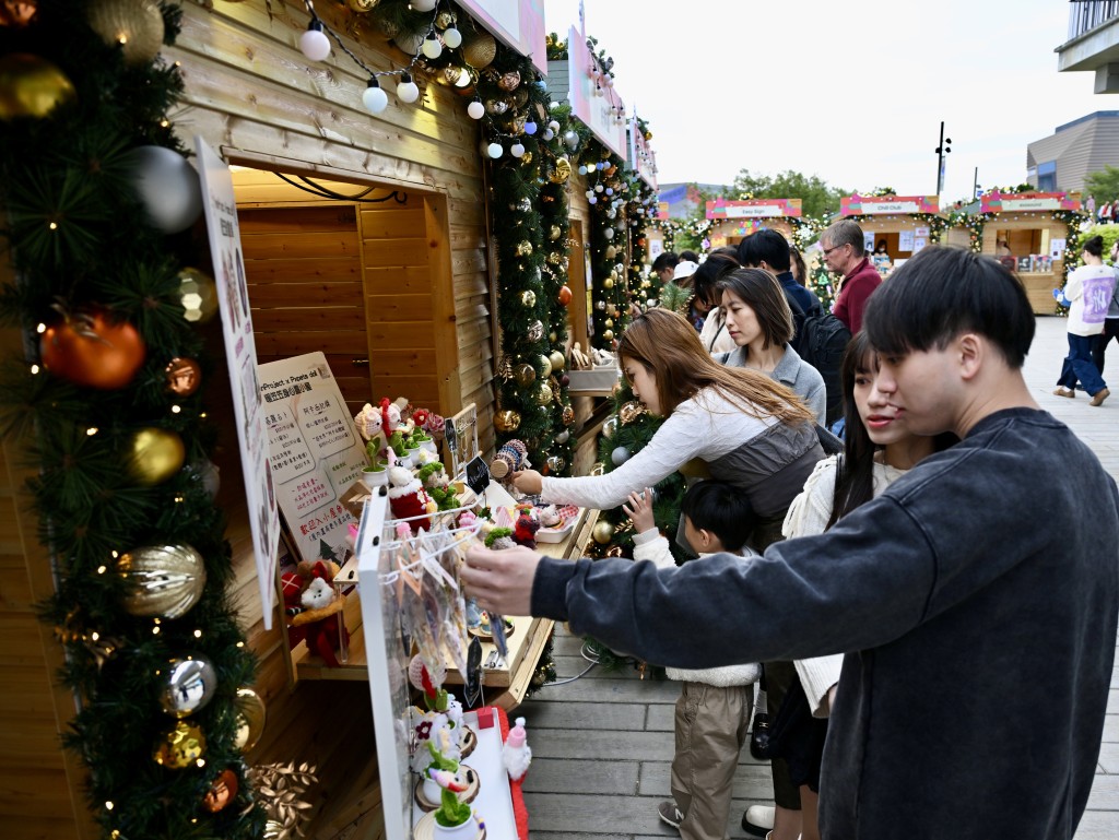 西九聖誕市集每個攤位佈滿聖誕裝飾，售賣蛋糕、曲奇餅、熱紅酒等。鍾健華攝