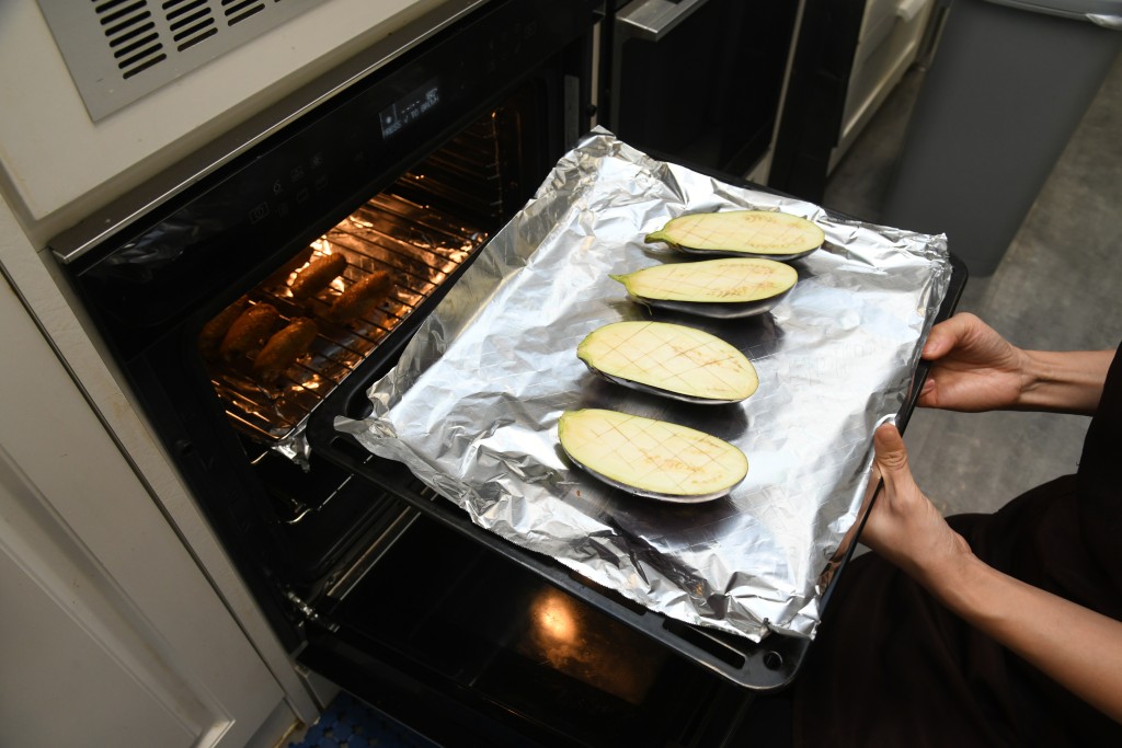 Step 4: 茄子放入焗炉，以180°C焗十分钟。 Bake the eggplant at 180°Ｃ for 10 minutes.