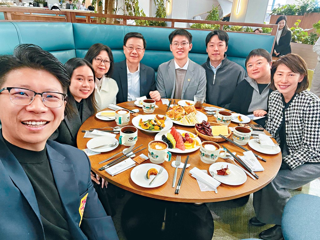 李家超一行與四名在北京讀書或工作的香港青年共晉早餐。