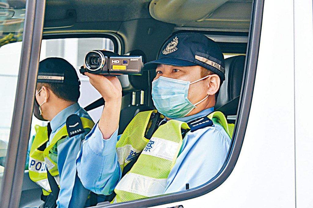 ■警員持攝錄機進行流動攝錄執法。